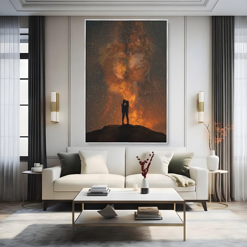 Tablou canvas cu tablou canvas cu siluete de indragostiti si constelatii, in rama de aluminiu argintiu, pe perete intr-un living